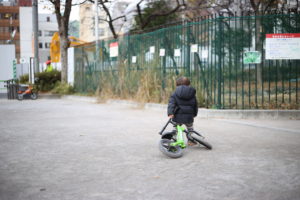 金だ。彼を黙らせるには金しかない。