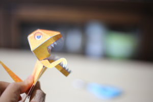 ペーパークラフトで子供と遊ぼう！苦労して作ってすぐに破壊されてもドンマイ！