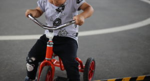 『見ないふりして見る』と子供は自分で考える。同じ親でもこうも違う