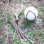 公園から転がり出るボールとそれを追いかける子供の図