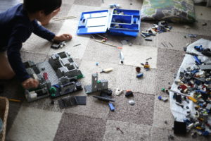 オモチャを隠しました。多すぎるのはやはり良くないのだと改めて。