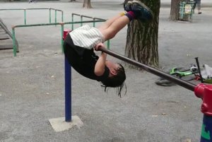 まだ弱き小さな人として守ることと、一人前の心を尊ぶこと